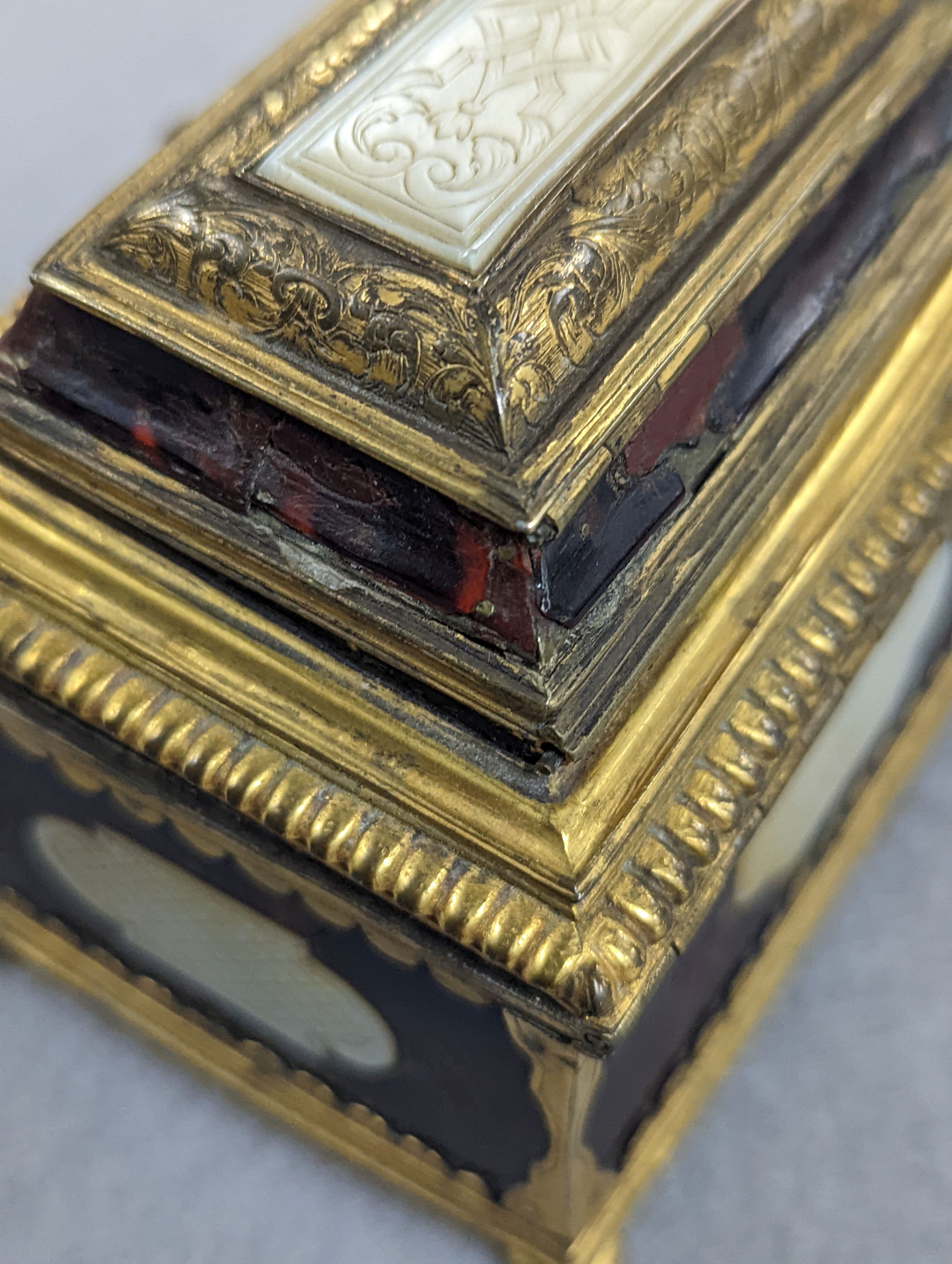 A 19th century gilt-brass and tortoiseshell casket 8cm